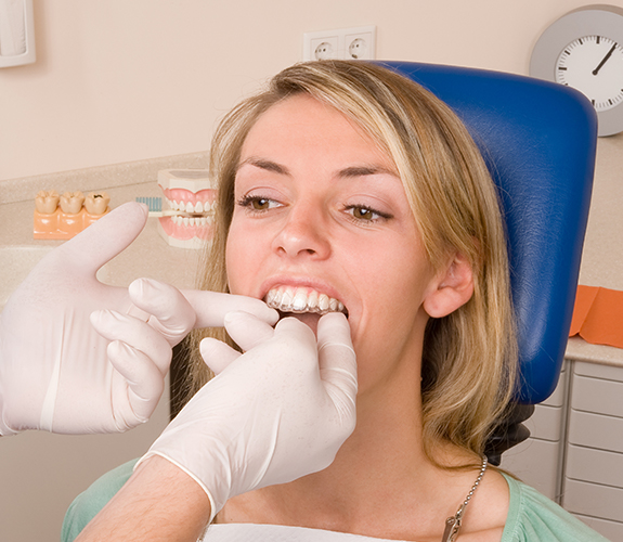 Dentist placing an Clear Aligners Teen tray